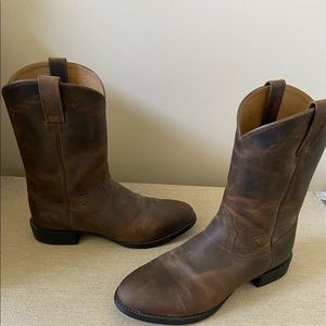 Mens NWOT Ariat Cowboy boots. Only tried on for size. 10.5 D